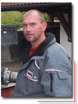 Pellets-Brennholz-Fahrer-Herr_Schwenkglenks